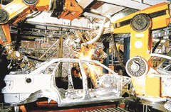 生产线上操作的工业机器人